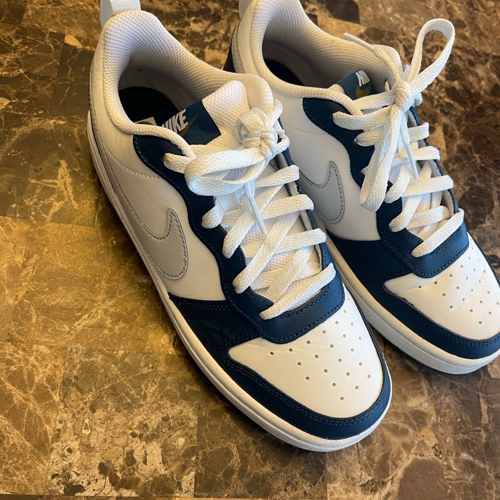 Nike Boys Court Borough classic White and Navy Sneakers